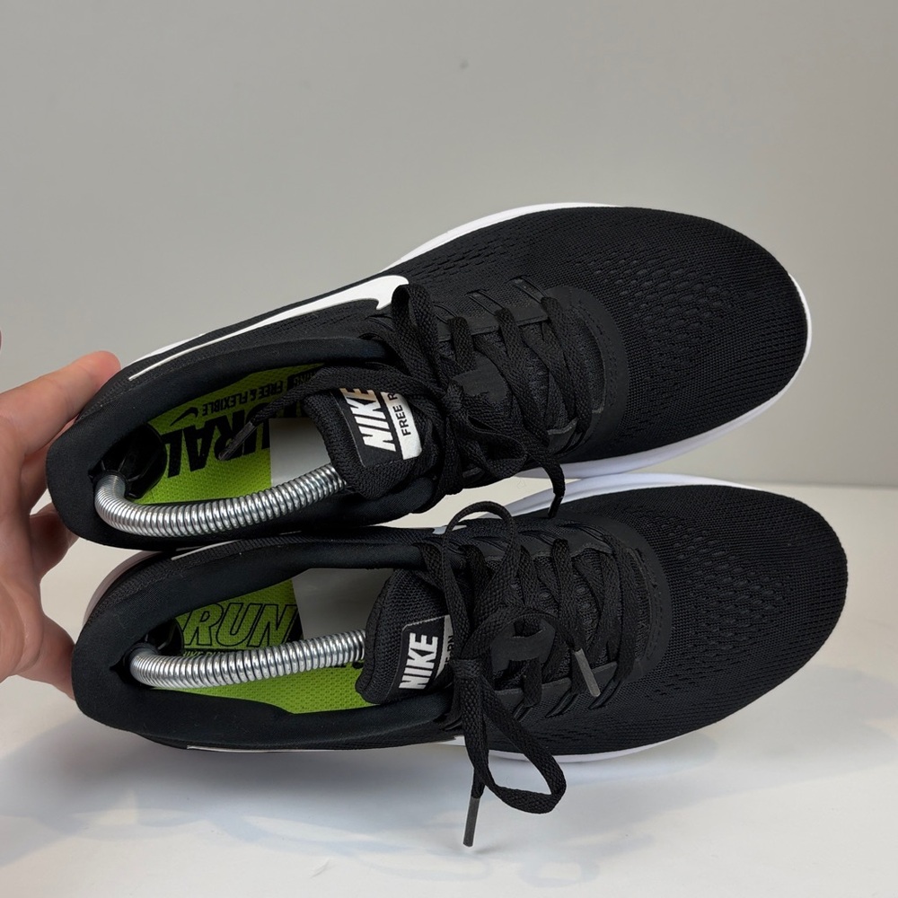 Nike Women’s Free Run Black & White Sneakers SZ 9.5 - Picture 5 of 9